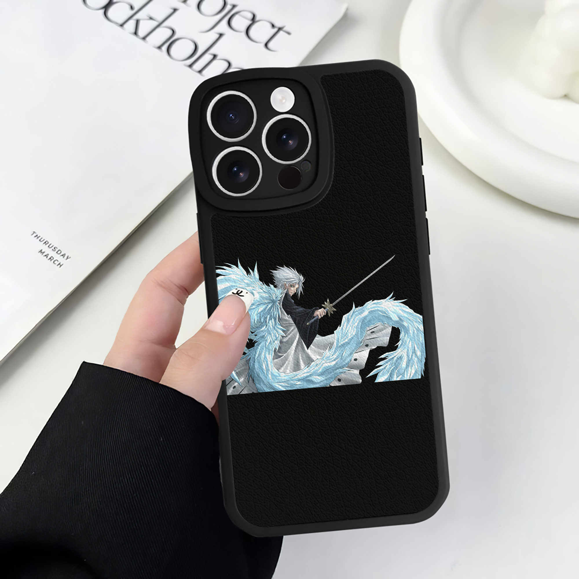 （画像用） ブリーチ 日番谷冬獅郎（ひつがや とうしろう） BLEACH Hitsugaya Toushirou 【iPhone 16シリーズ対応】シリコンスマホケース（レザー調） 材質：シリコン